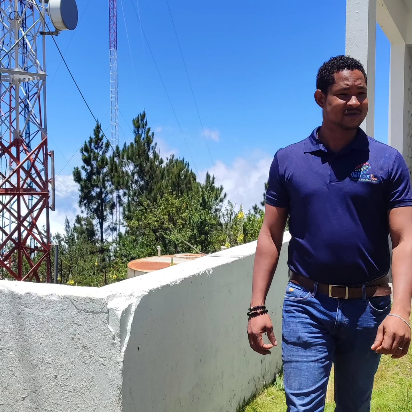 Hombre mirando hacia el horizonte